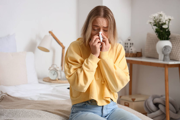 Allergiás fiatal nő szövet a hálószobában - Fotó, kép
