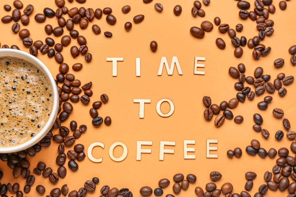 Текст TIME TO COFFEE і чашка гарячого еспресо з квасолею на помаранчевому фоні
 - Фото, зображення
