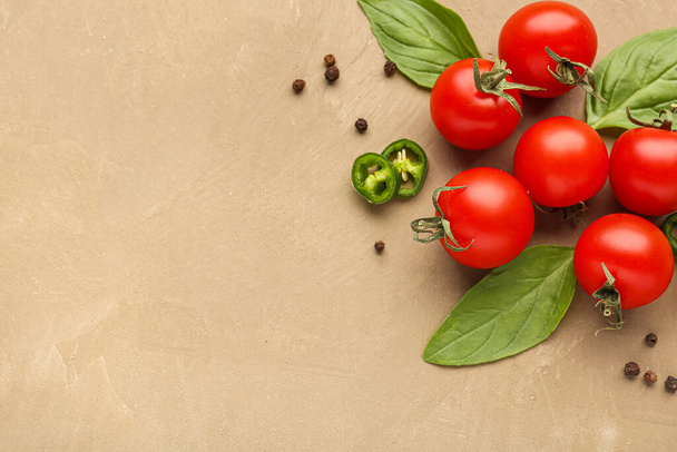 Composition avec tomates cerises mûres, jalapeno et épices sur fond de couleur - Photo, image