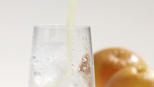 Выливание грейпфрутового сока в стакан
 - Кадры, видео