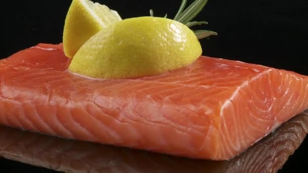 Filete de salmón con rodajas de limón
 - Metraje, vídeo