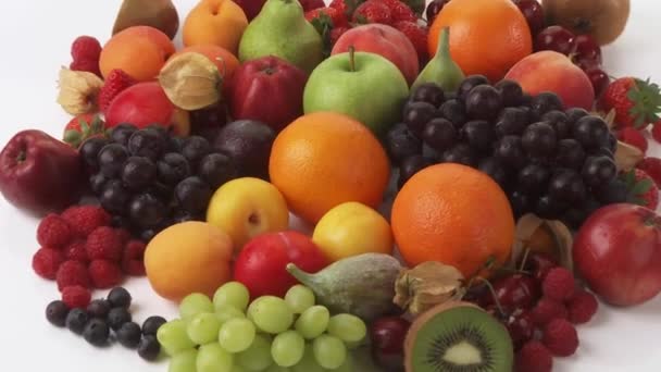 Beyaz arkaplanda çeşitli meyveler - Video, Çekim