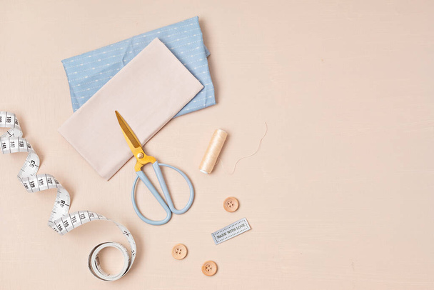 Швейные принадлежности и аксессуары для рукоделия. Ремесленное хобби. Recomforting, destressing hobby - Фото, изображение