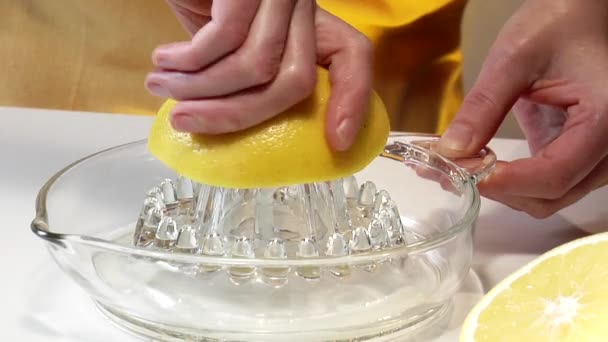 Person presst Zitrone aus - Filmmaterial, Video