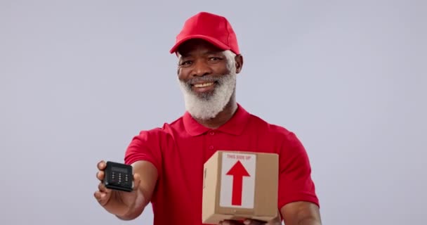 Κουτιά παράδοσης, ώριμος μαύρος άνδρας και POS για courier logistics, αποστολή προϊόντων ή πληρωμή υπηρεσιών στούντιο. NFC fintech, εύκολη αμοιβή και πορτρέτο πρόσωπο δίνοντας σημείο πώλησης μηχάνημα σε γκρι φόντο. - Πλάνα, βίντεο