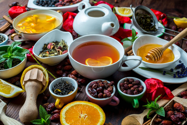 Assortiment de thé sec. Différents types de thé isolés sur le blanc.Différents types de feuilles de thé. Composition du thé avec différents types de thé. Concept de thé. Feuilles de thé
 - Photo, image