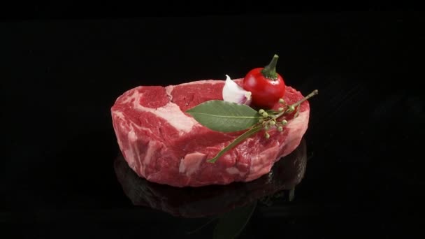 Rib eye steak with vegetables - Video, Çekim