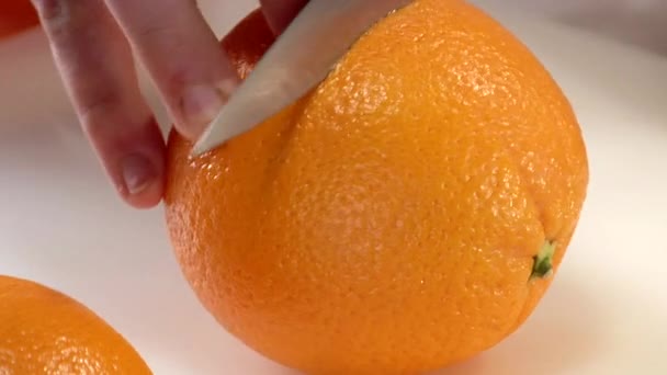Μείωση κατά το ήμισυ πορτοκαλί με ένα μαχαίρι - Πλάνα, βίντεο