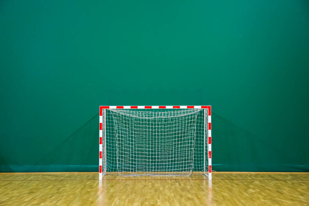 футбольный гол с красно-белыми воротами в зале - Фото, изображение