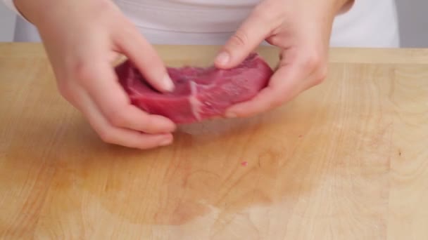 Hovězí maso je nakrájené na stůl - Záběry, video