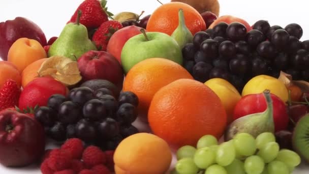 gesorteerde vruchten op witte achtergrond - Video