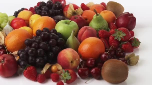 Různé ovoce na bílém pozadí - Záběry, video