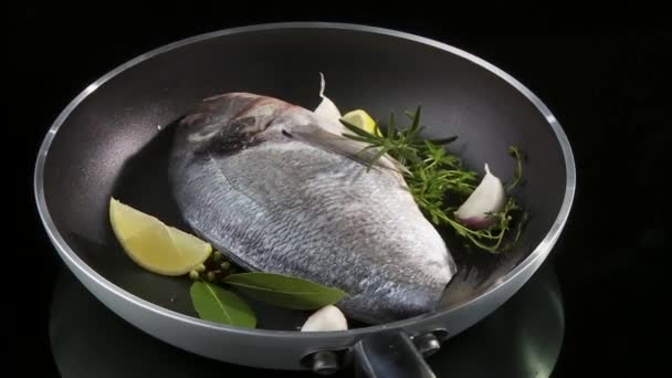 Sea bream in a frying pan - Footage, Video