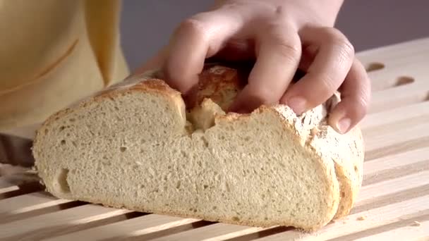 Krojenie bochenek chleba - Materiał filmowy, wideo