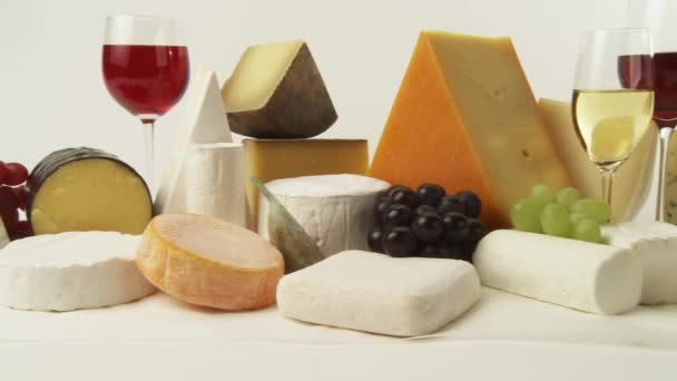 Különböző sajtok, a bor, poharak - Felvétel, videó