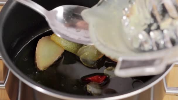 Προσθέτοντας χυμό λεμονιού στο τηγάνι - Πλάνα, βίντεο