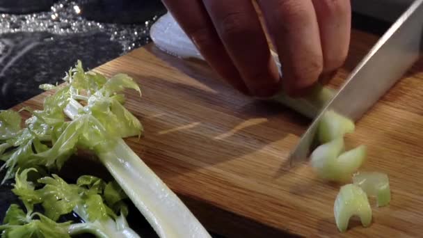 Chef rebanando apio
 - Metraje, vídeo