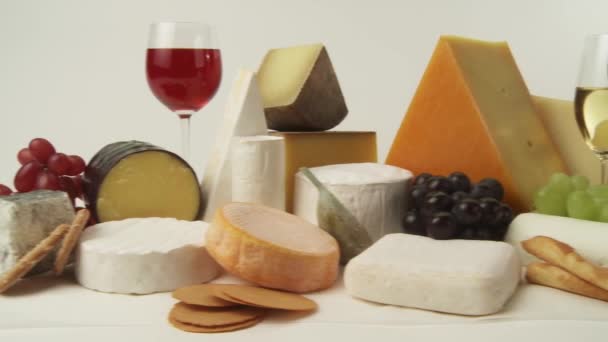 Vários queijos com copos de vinho
 - Filmagem, Vídeo