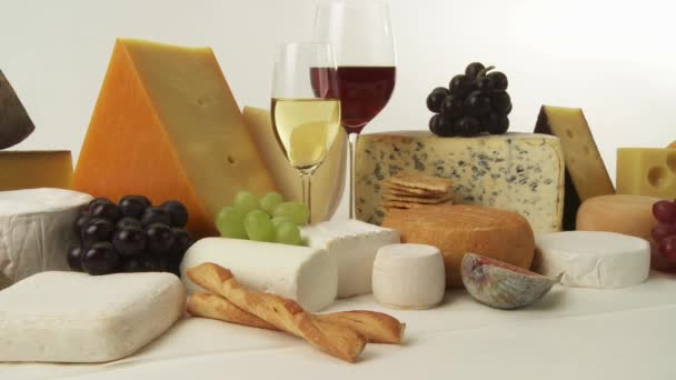 Különböző sajtok, a bor, poharak - Felvétel, videó