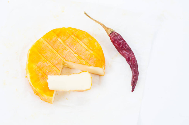 Orangenschimmeliger Käse und Chilipfeffer - Foto, Bild