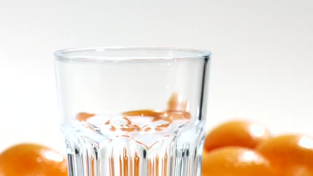 Verter jugo de naranja en un vaso
 - Metraje, vídeo