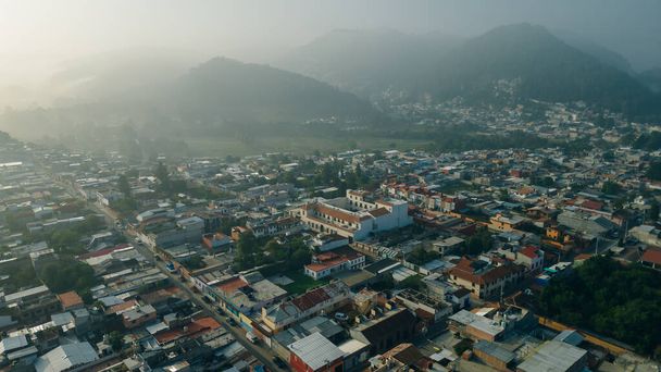Bella vista aerea dei tetti dei vecchi edifici coloniali nella città di san cristobal de las Casas,. Foto di alta qualità - Foto, immagini