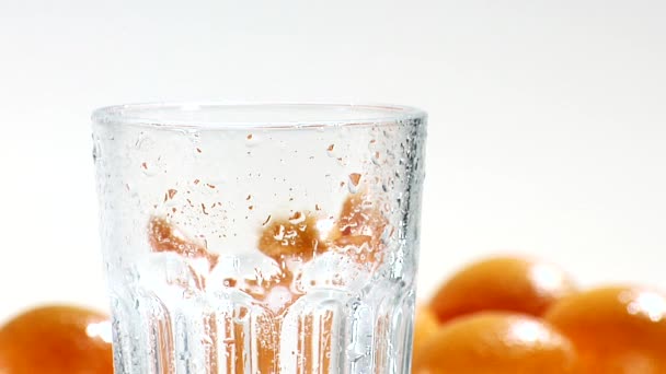 Ρίχνει το χυμό πορτοκαλιού σε ένα ποτήρι διατηρημένα με απλή ψύξη - Πλάνα, βίντεο