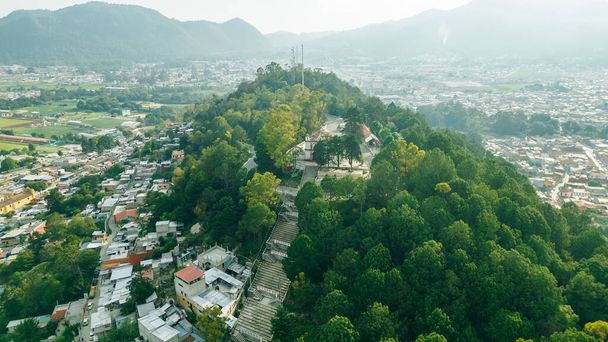 Hermosa vista aérea de los tejados de los antiguos edificios coloniales de la ciudad de san cristóbal de las Casas,. Foto de alta calidad - Foto, Imagen