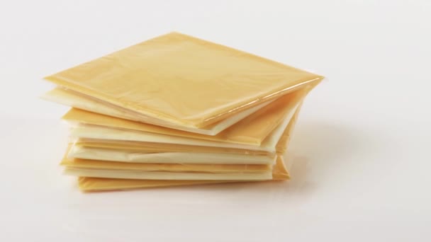 Fette di formaggio su sfondo bianco - Filmati, video