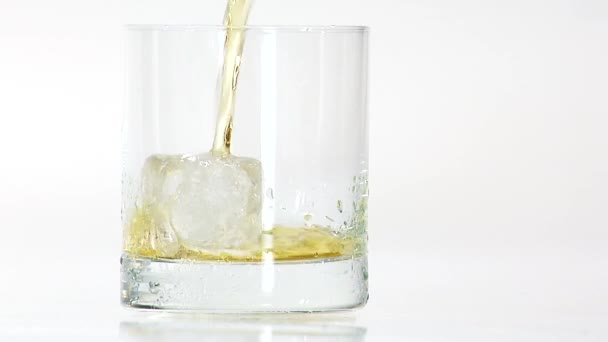 Verter whisky en un vaso - Metraje, vídeo