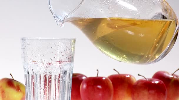 Wylewanie soku jabłkowego do szkła - Materiał filmowy, wideo