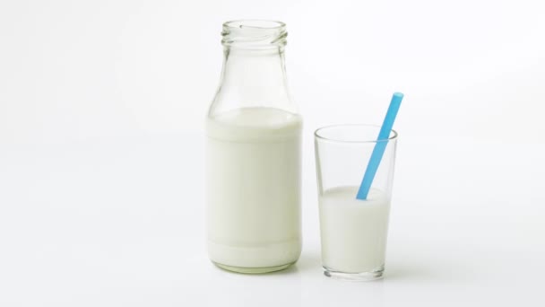 Láhev mléka a sklenice - Záběry, video