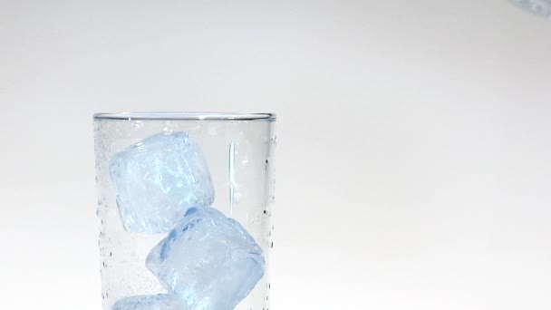 Verter agua mineral en un vaso
 - Metraje, vídeo