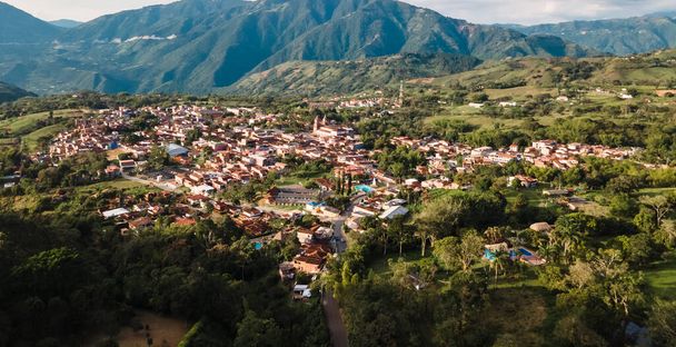 Landschap met blauwe lucht en bergen van Venetië. Antioquia, Colombië. - Foto, afbeelding