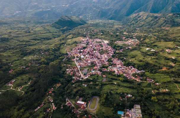Landschap met blauwe lucht en bergen van Venetië. Antioquia, Colombië. - Foto, afbeelding