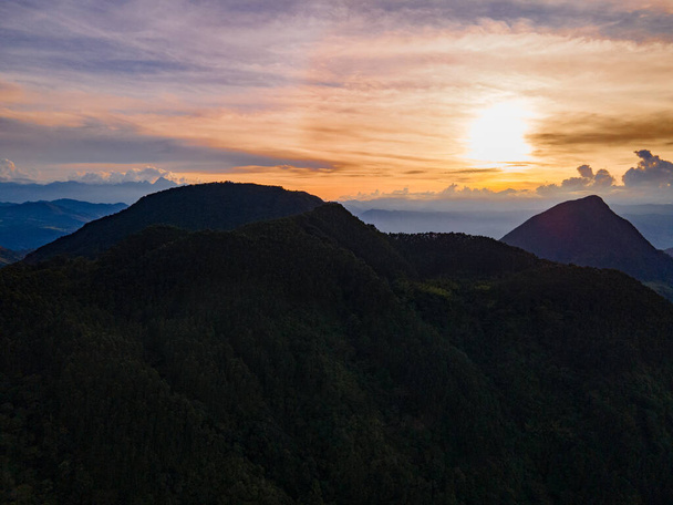 Landschaft mit blauem Himmel und venezianischen Bergen. Antioquia, Kolumbien. - Foto, Bild
