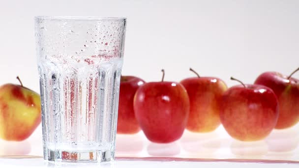 Verter jugo de manzana en un vaso
 - Metraje, vídeo