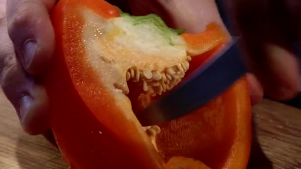 Coring un poivron rouge
 - Séquence, vidéo