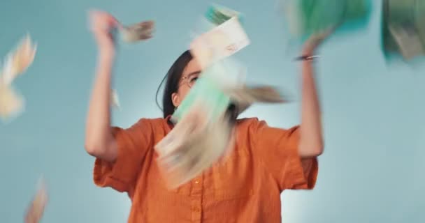 Gelukkige vrouw, geld regen en feest in financiële vrijheid, winnen of loterij prijs tegen een studio achtergrond. Opgewonden vrouwelijke glimlach in succes voor financiën, investeringsgroei of cashflow. - Video