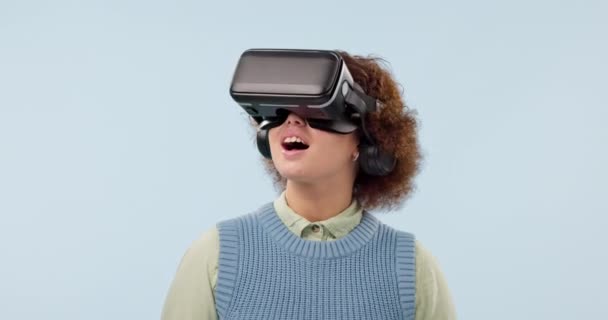 VR γυαλιά, business woman και video gaming με metaverse, εικονική πραγματικότητα και φουτουριστικά δεδομένα στο studio. Τεχνολογία, λογισμικό gamer και γυναίκα επαγγελματίας με 3D και την τεχνολογία με μπλε φόντο. - Πλάνα, βίντεο