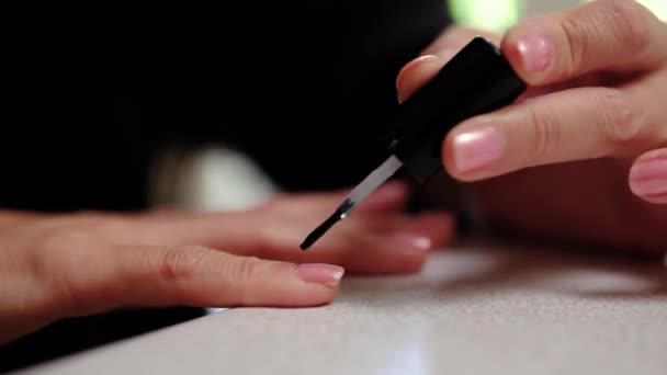 Γυναίκα ζωγραφική νύχια της με σαφή βερνίκι για να πάρει όμορφη λάμψη και να υπερασπιστεί κατά τσιπ και peeling. - Πλάνα, βίντεο