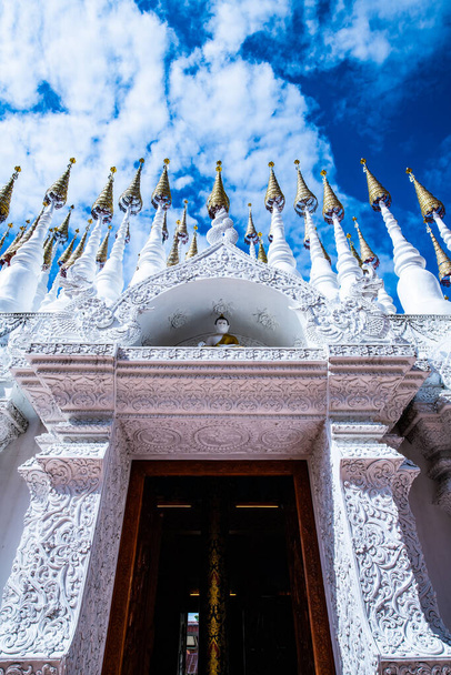 Thailand Phrae eyaletinde bulutlu Pong Sunan tapınağı.. - Fotoğraf, Görsel