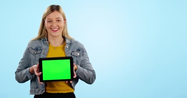 Γυναίκα, tablet και χώρος με πράσινη οθόνη στο στούντιο, προώθηση ή το εμπορικό σήμα αναθεώρηση για την εφαρμογή από μπλε φόντο. Κορίτσι, μαθητής και πρόσωπο με ψηφιακή οθόνη αφής, mockup ή χαρούμενος για το λογότυπο, την υπογραφή και την ανατροφοδότηση. - Πλάνα, βίντεο
