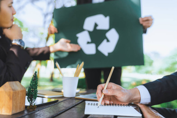 Група бізнесменів зустрічається на відкритому повітрі в плануванні природи та мозковому штурмі на стратегії переробки для екологічного середовища шляхом зменшення та повторного використання відходів переробки. Гейр - Фото, зображення