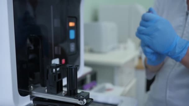 científico que trabaja con muestras de sangre sondas en tecnología moderna de equipos de laboratorio - Imágenes, Vídeo
