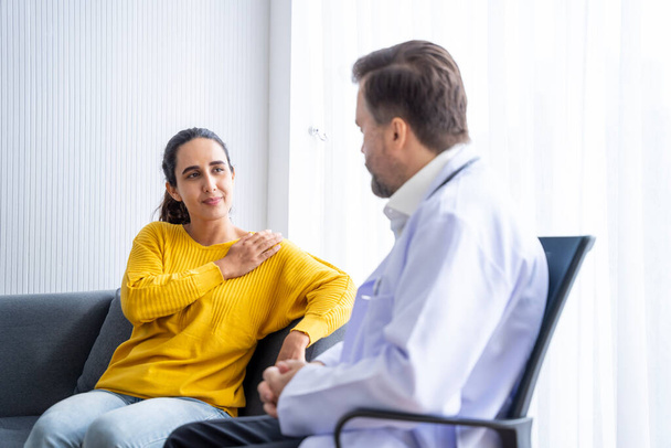 male  doctor and Female patient Talk and give advice about the illnesses of patients in the hospital - Foto, Bild