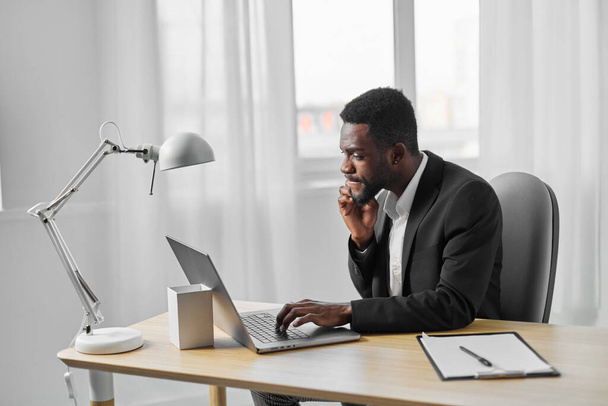 学生マンジョブカンファレンス教育従業員オフィス オンライン職場インターネットプログラマー アメリカのアフリカのウェブワーカー フリーランサーの呼び出しのキャリア ラップトップコンピュータを見る - 写真・画像