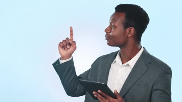 Siyahi adam, tablet ve sunuma işaret ederek iş, dijital bilgi ve mavi arka plan hakkında bilgi edinin. Portre, kurumsal seminer ve proje fikirleri, web sitesi reklamları ve stüdyoda iletişim. - Video, Çekim