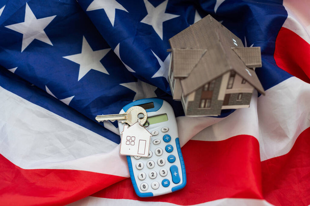 Αμερικάνικο σπίτι τρισδιάστατο σχέδιο. Συνδυασμός σπιτιού και αμερικάνικης σημαίας. Υψηλής ποιότητας φωτογραφία - Φωτογραφία, εικόνα