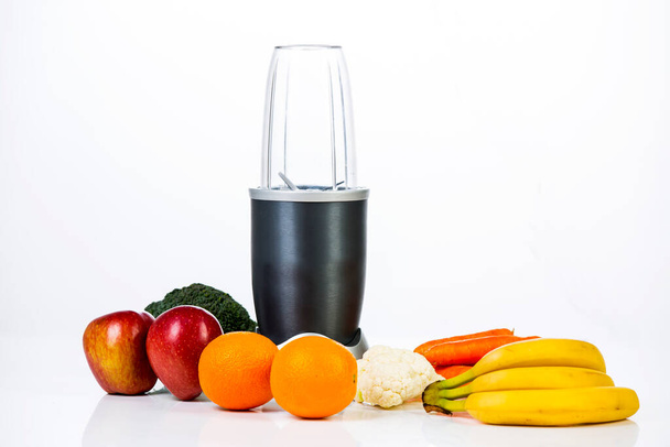 juicer com frutas e legumes orgânicos isolados em branco. Dieta de desintoxicação - Foto, Imagem